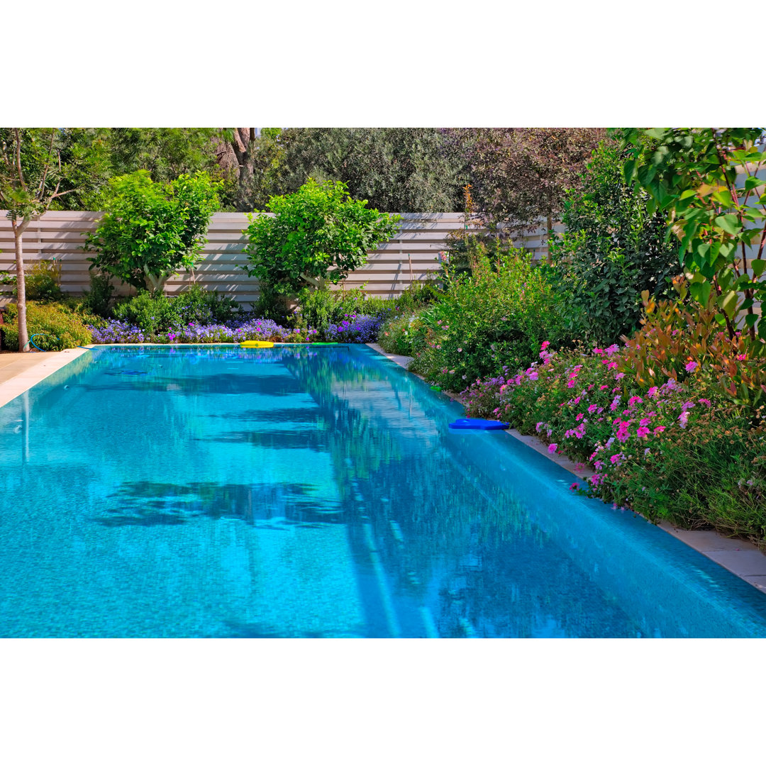 Leinwandbild Swimmingpool mit Blumen