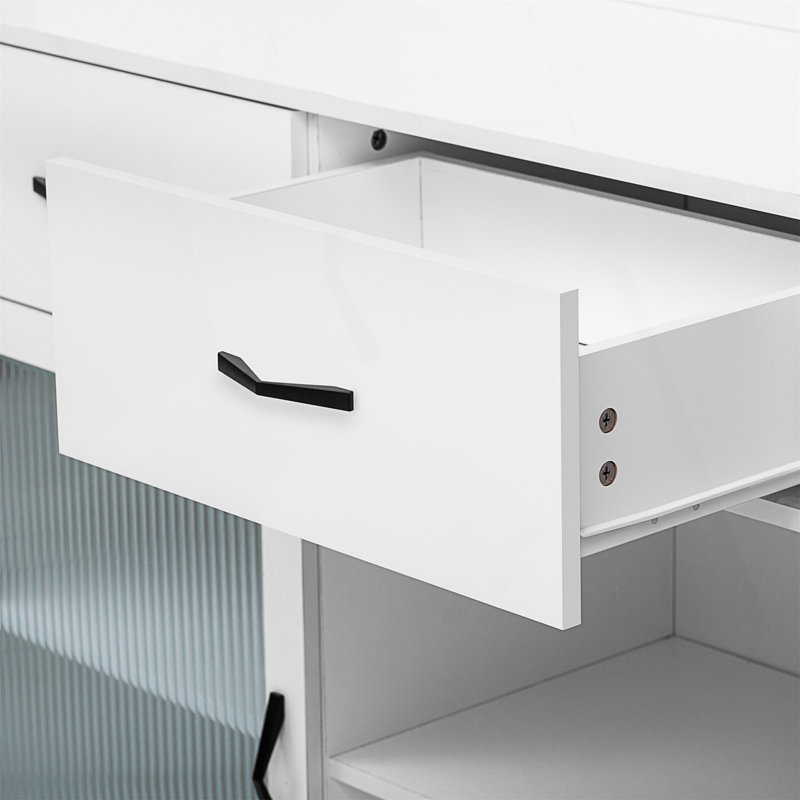 Buffet polyvalent avec beaucoup de rangement, parfait pour l'organisation de la salle à manger et de la cuisine, rehaussant la décoration et la fonctionnalité.