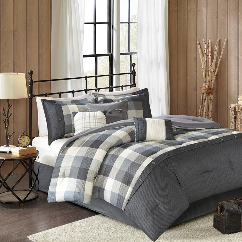 Couette 7 pièces gris King à chevrons, motif à carreaux Buffalo, comprenant une couette, 2 taies d'oreiller, 3 coussins décoratifs et un cache-sommier. Entretien facile, repassage à la vapeur. Décoration chalet.