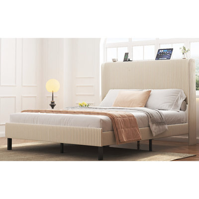 Grand lit plateforme beige avec ports dans la tête de lit, fabrication en métal pour la ténacité, processus d'installation simple, aucun sommier requis, structure de conception robuste et robuste, à monter, nécessaire, support