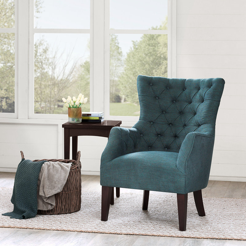 Fauteuil à oreilles avec capitonnage à boutons et pieds en bouleau