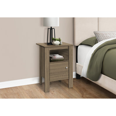 Table d'appoint polyvalente avec une fabrication durable et un attrait élégant pour n'importe quelle pièce