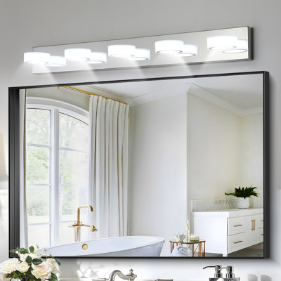 Luminaire de meuble-lavabo moderne 37 po à 5 lumières DEL - Finition chromée avec abat-jour en acrylique - Applique murale de salle de bain écoénergétique - à intensité variable pour miroir, douche et décor de salle de bain