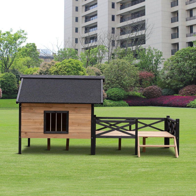 Niche pour chien Delaiah Farmhouse avec toit en asphalte imperméable et porche