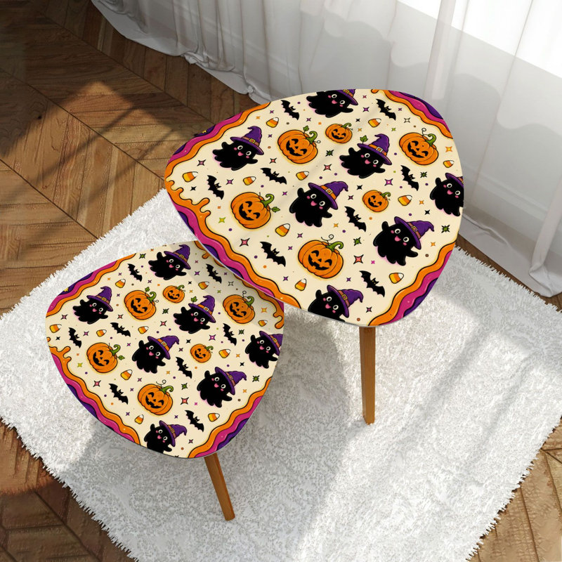 Ensemble de 2 tables basses gigognes triangulaires modernes, motif fantôme, citrouilles, chauves-souris et bonbons d'Halloween, style milieu du siècle. Tables d'appoint empilables, petites tables de chevet pour salon, chambre, appartement, décoration intérieure.