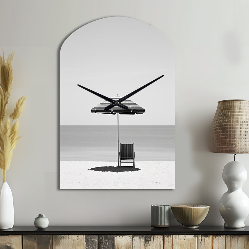 Minimalisme noir et blanc - Photo de plage II - horloge murale en métal Beach Arch, horloge asymétrique grise, Moyenne