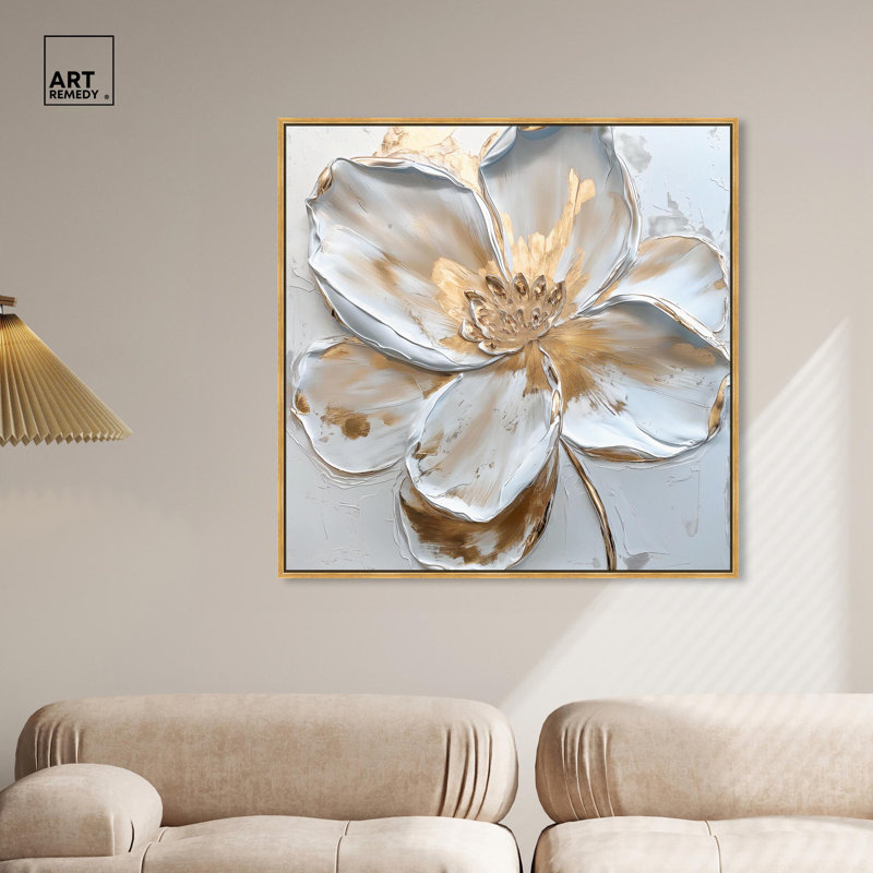 «Ivory White II», art floral élégant par Art Remedy, Cadre flottant doré, H 41 po x l 41 po x P 1,8 po