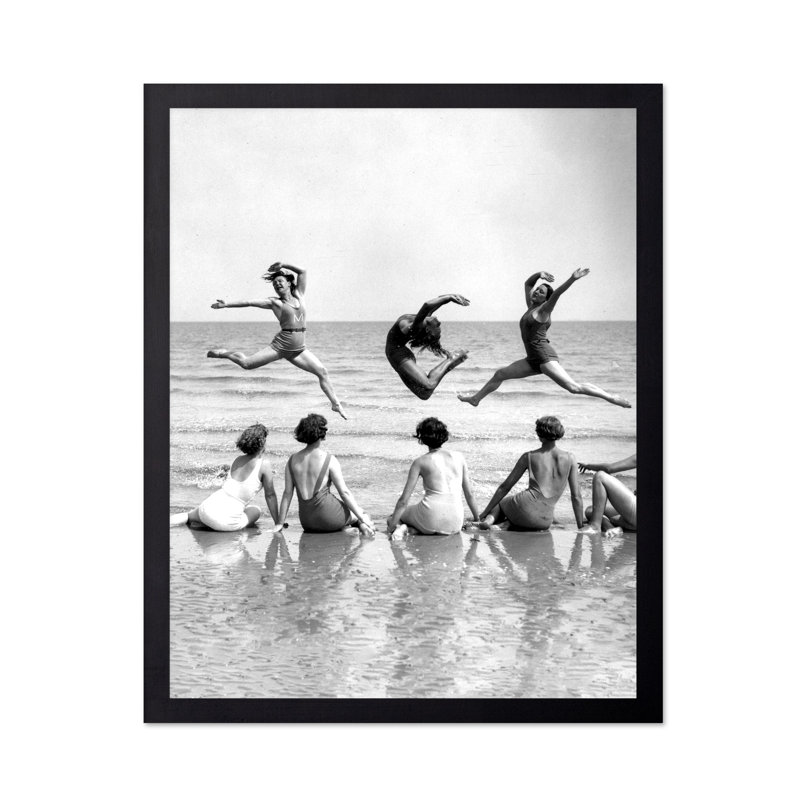 Femmes qui dansent sur la plage, Black Framed, Poster, 08"H x 10"W