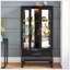 Élégante armoire vitrée avec portes en verre, tablettes réglables et éclairage DEL pour la décoration et le rangement