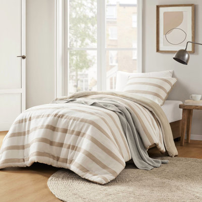 Couette 2 places (lit simple/lit simple XL) à rayures teintées, tons neutres, ambiance décontractée, confort optimal, microfibre, indice de chaleur standard 100, entretien facile, taupe
