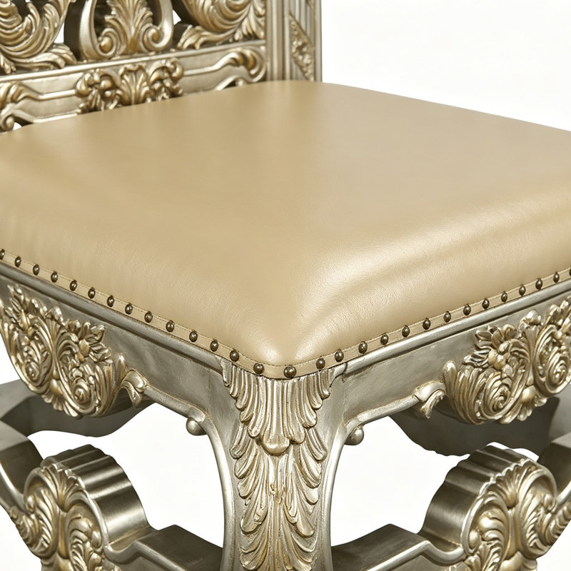 Fauteuil d'appoint sculpté orné