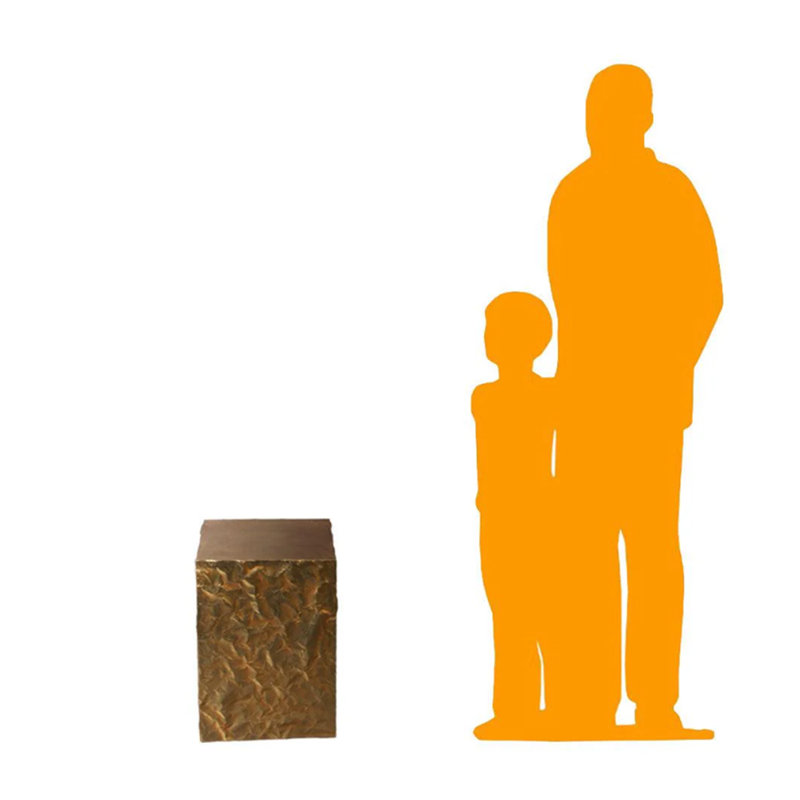 Petite statue piédestal froissé