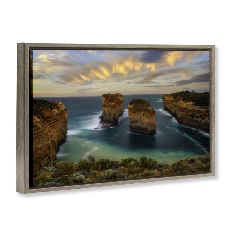Cadre flottant Loch Ard Gorge Landscape, design par Lincoln Harrison, H 17 po x l 25 po, Cadre flottant orme Montalcino