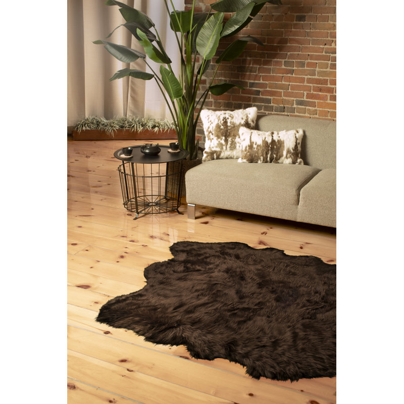Tapis en fausse peau de mouton chocolat Oguz