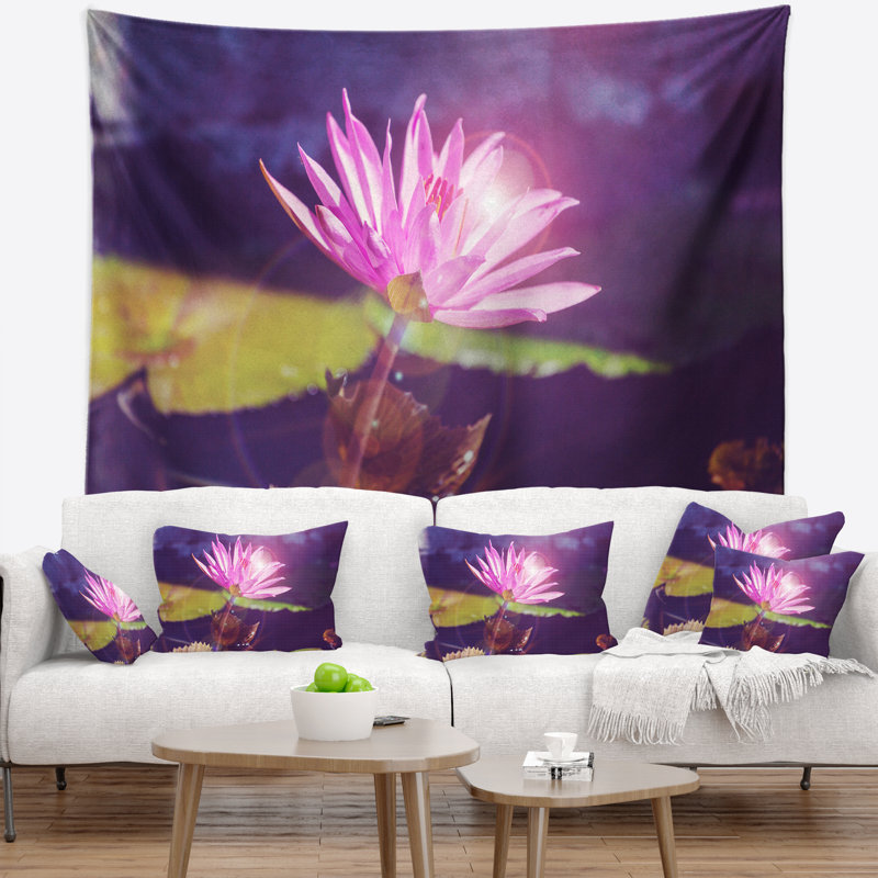 Tapisserie florale rose sur fond bleu, H 32 po x l 39 po