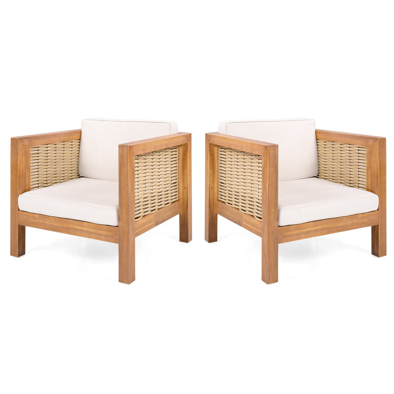 Deux fauteuils club d'extérieur en bois avec structure, accoudoirs et coussins beiges, meubles de patio nécessitant peu d'entretien