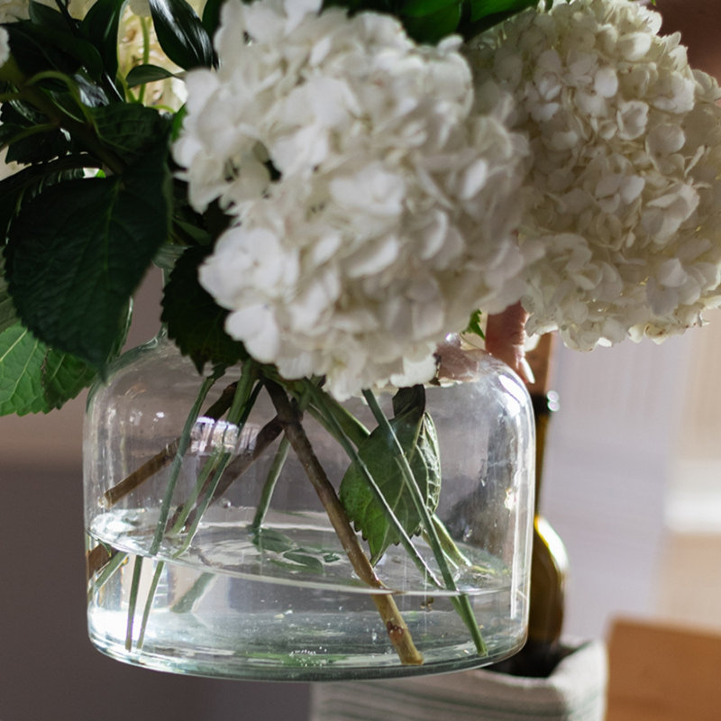 Vase transparent, 7.6" H x 6.3" W x 8.25" D