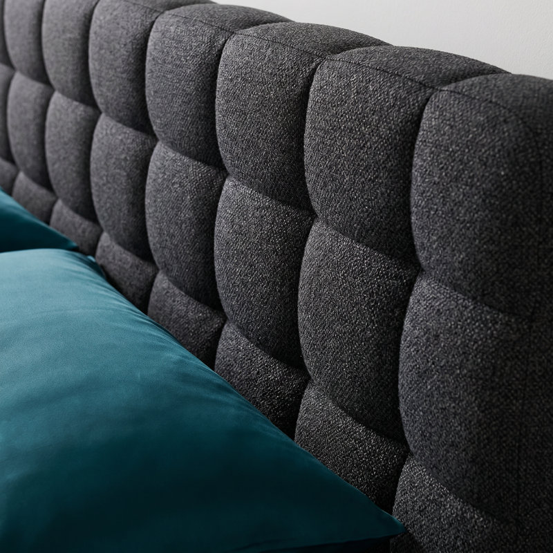 Très grand lit plateforme tapissier avec tête de lit en mousse, structure robuste en pin et en bois aggloméré, aucun sommier nécessaire