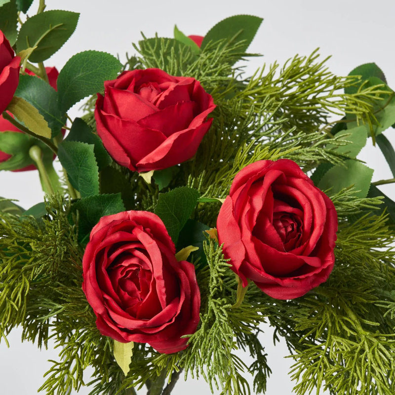 Boule de Noël - rose rouge en fleurs et bourgeons avec arrangement de illusion d'eau de centre de table en cèdre verdoyant