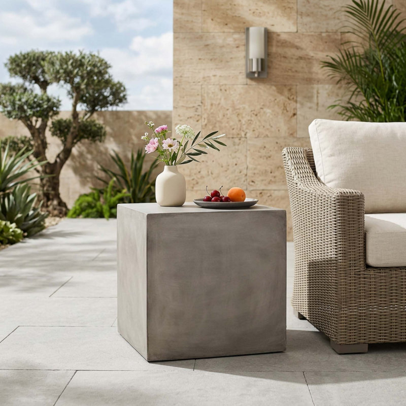 Table d'appoint d'extérieur gris clair MGO avec béton léger durable et conception de cube moderne pour la terrasse et la cour