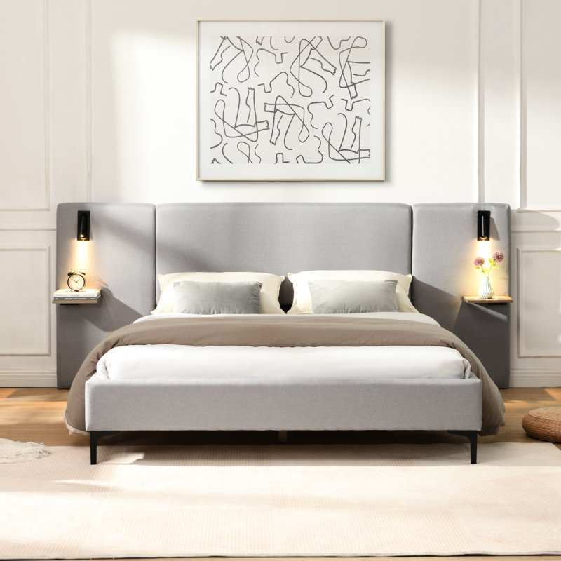 Grand lit tapissier chic en lin gris avec lumières et tablettes, pieds en fer, lumières intégrées à l'ambiance de la chambre à coucher, étagère, structure en bois, confort