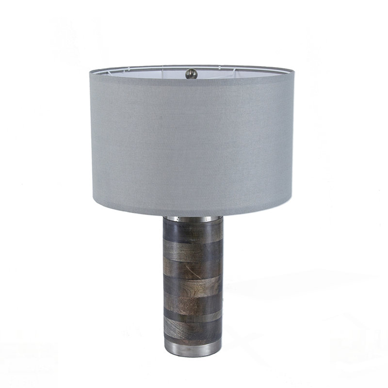 Élégante lampe de table brossée à luminosité réglable, parfaite pour la décoration moderne et la lecture.
