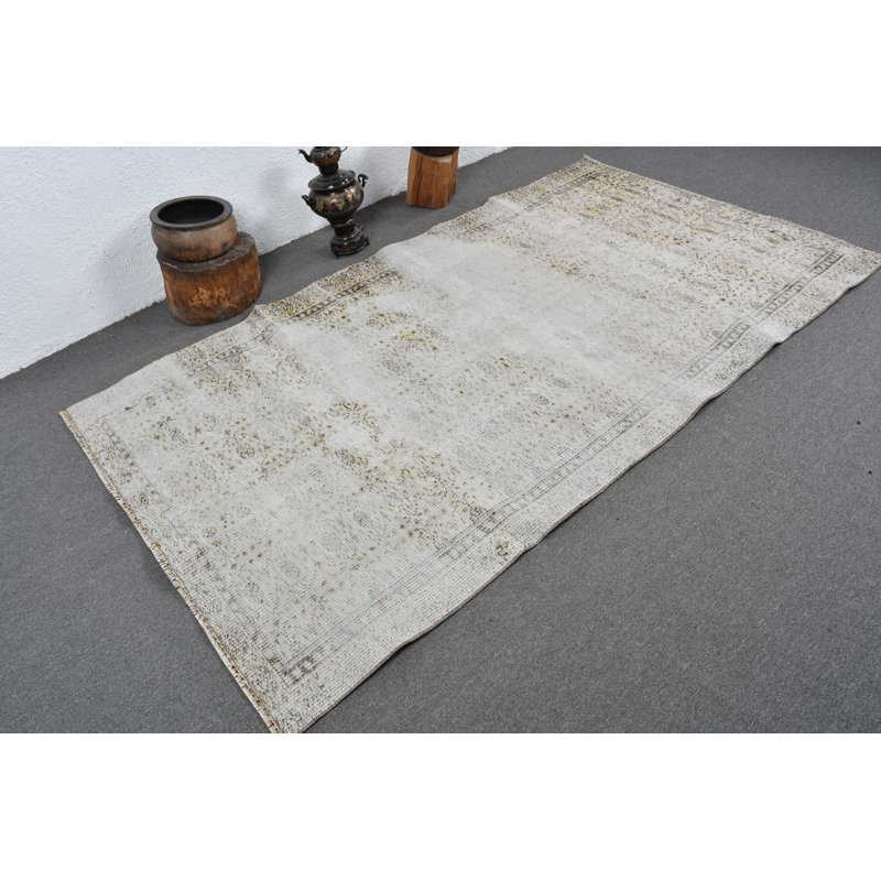 Tapis oriental beige antique avec des tons doux pour un décor de salon élégant brun / beige