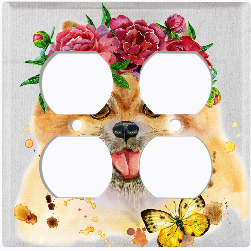 Mignon chien de Poméranie avec couronne de fleurs et papillon