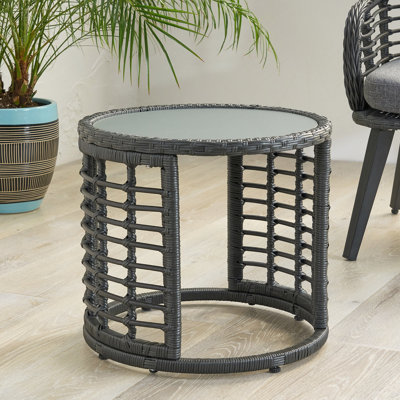 Élégante table basse en bois avec rangement dissimulé, parfaite pour organiser et rehausser le décor de votre salon.