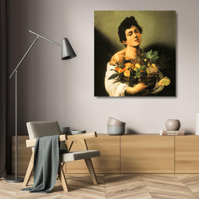 Garçon avec un panier de fruits
