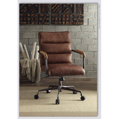 Fauteuil de bureau rétro Harith en cuir pleine fleur, avec hauteur réglable et accoudoirs en bois pour un confort et un style ultimes.
