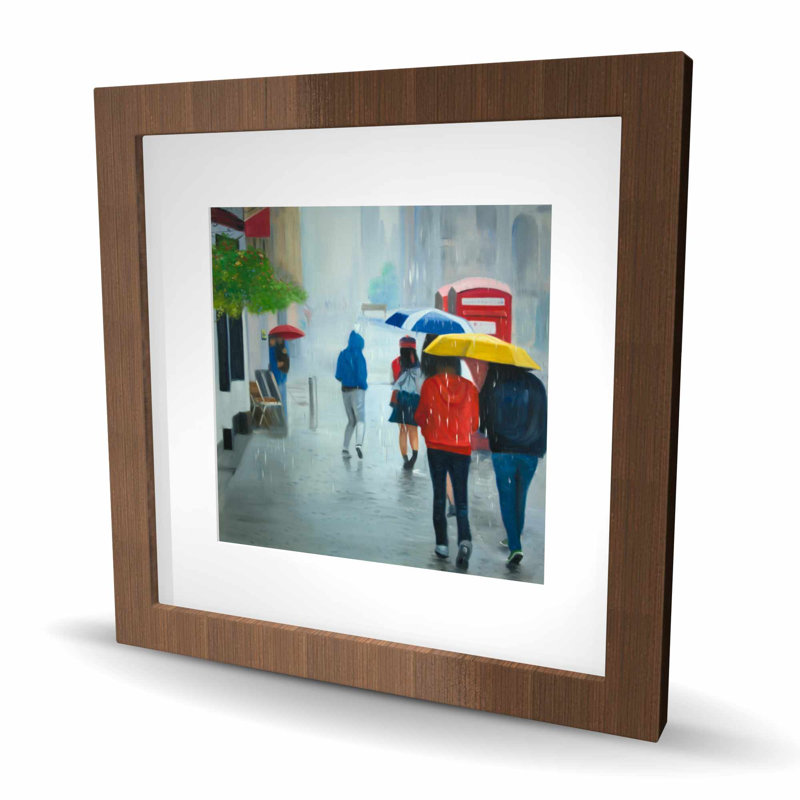 «People Walking Under Umbrella - Scenic Red», reproduction encadrée, H 16 po x l 16 po