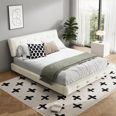 Base de lit plateforme en chenille blanche capitonnée, grand lit pour une utilisation quotidienne dans la chambre à coucher avec une silhouette minimaliste moderne