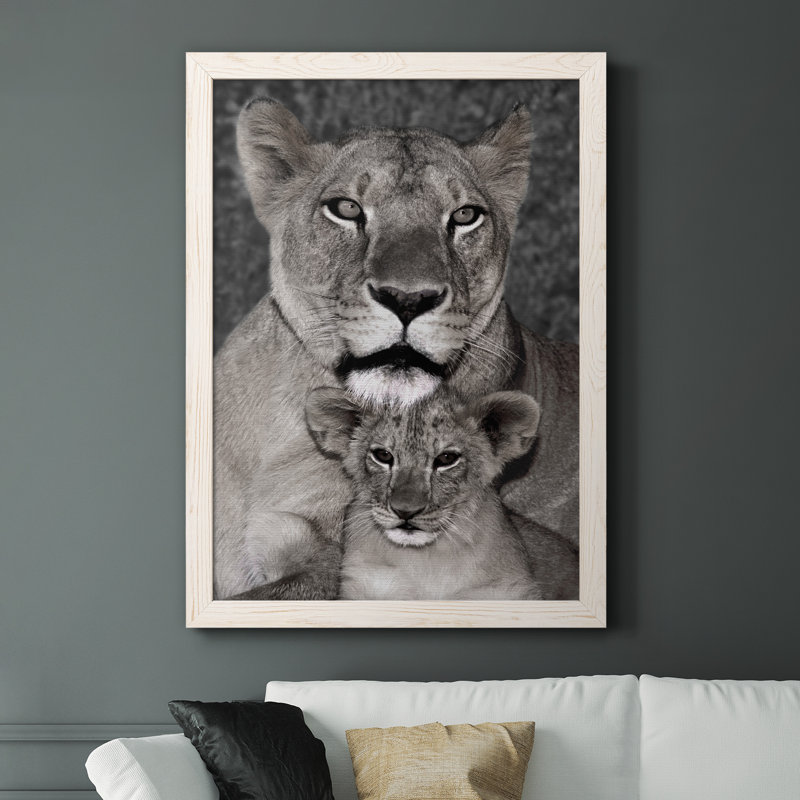 Lionne et louveteau - Photographie sur toile, Cadre blanc, H 37,5 po x l 27,5 po x P 1,5 po