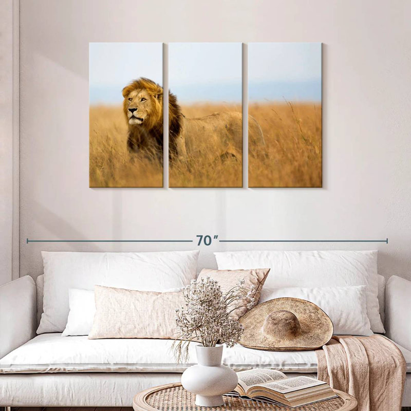 Lion Brampt chassant en safari, H 28 po x l 45 po