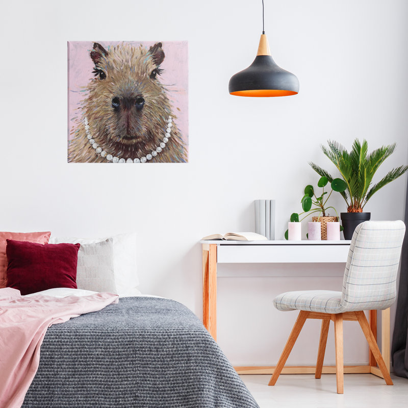 Capybara avec toile collier de perles, design par Studio Bautista, H 17 po x l 17 po