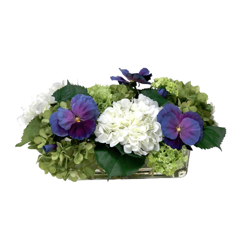 Hortensia mélangé avec des Pansies bleues dans un vase rectangulaire