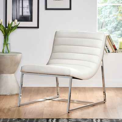 Chaise d'appoint moderne moderne en cuir blanc avec siège ergonomique contemporain au look chic qui rehausse l'expérience d'assise