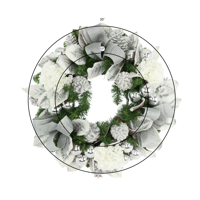 Couronne de Noël 30 po avec hortensias, ornements et boucles