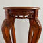 Table en bois massif avec sculptures complexes et pieds hauts