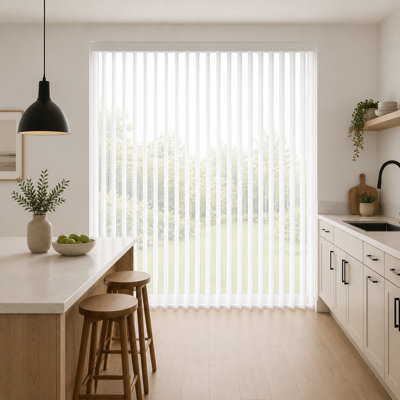 Voilages verticaux filtrant la lumière