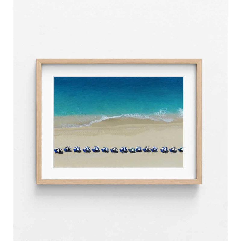 Beach Umbrellas from Above - photographie aérienne côtière, H 12 po x l 16 po, Impression encadrée avec passe-partout, Tanné