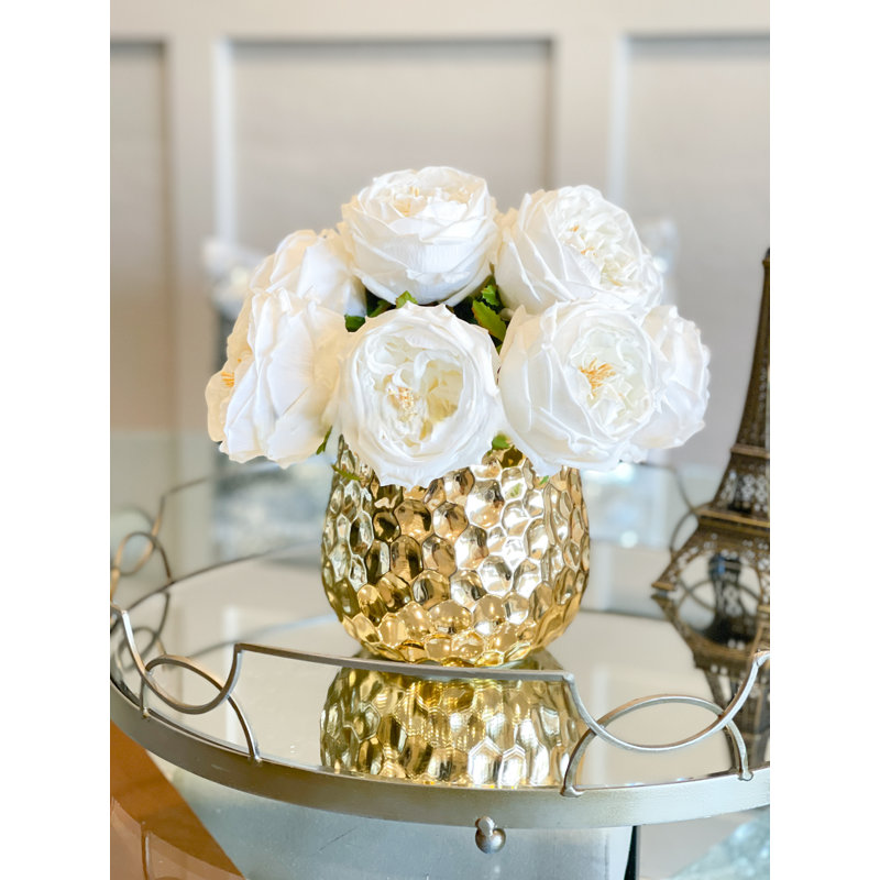 «Real Touch Austin Rose Arrangement» dans un faux centre de table en or, Blanc
