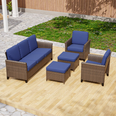 Ensemble de conversation pour 5 personnes avec canapé en rotin brun et osier