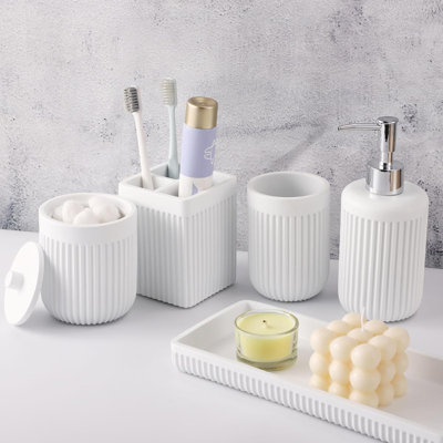 Ensemble d'accessoires de salle de bain en résine blanche 5 pièces, distributeur de savon à lotion, porte-brosse à dents, gobelet de salle de bain, support Qtip et plateau de coiffeuse, ensemble de comptoir de salle de bain pour appartement moderne