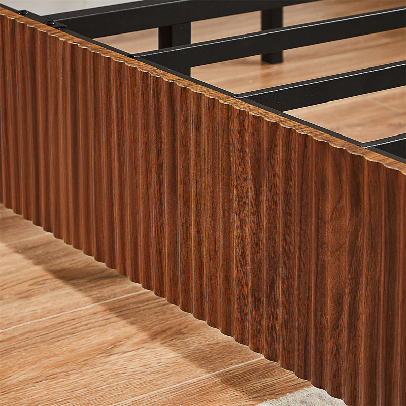 Lignes courbes ondulées en bois pleine grandeur, Noyer
