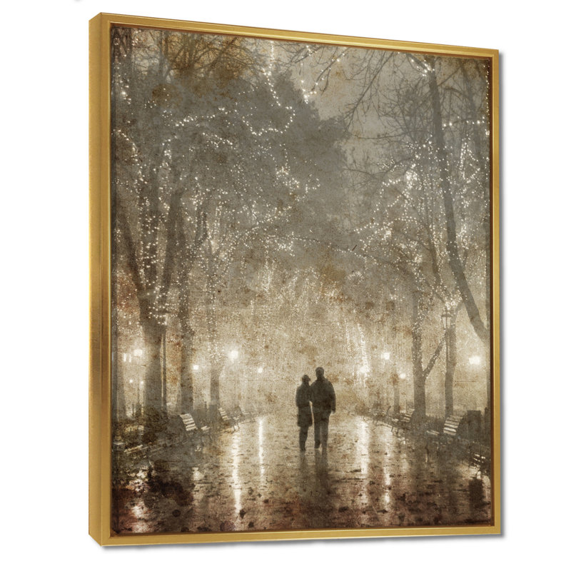 « Couple Walking in Night Lights » - Couple romantique marchant à Paris, impression d'art mural, H 20 po x l 12 po, Or