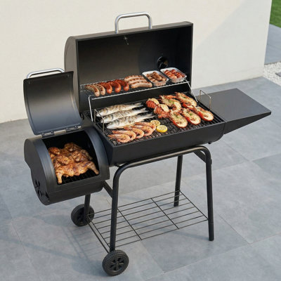 Ce barbecue au charbon de bois, jumelé à un fumoir latéral, possède une surface de cuisson de 823 pouces carrés. Sa finition noire durable le rend à la fois pratique et professionnel pour le camping et les repas en plein air.