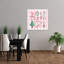 Affiche murale vintage élégante et rétro représentant un sapin de Noël dans un décor naturel, idéale pour une fête de Noël classique.-61408464