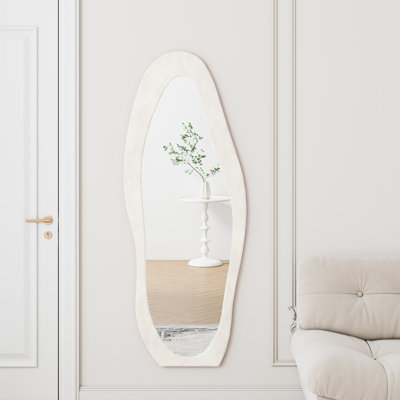 Miroir sur pied pleine longueur 63 po x 24 po, cadre enveloppé de flanelle, conception irrégulière, verre incassable de haute qualité, blanc pour vestiaire, magasin de vêtements et couloir mural en métal synthétique